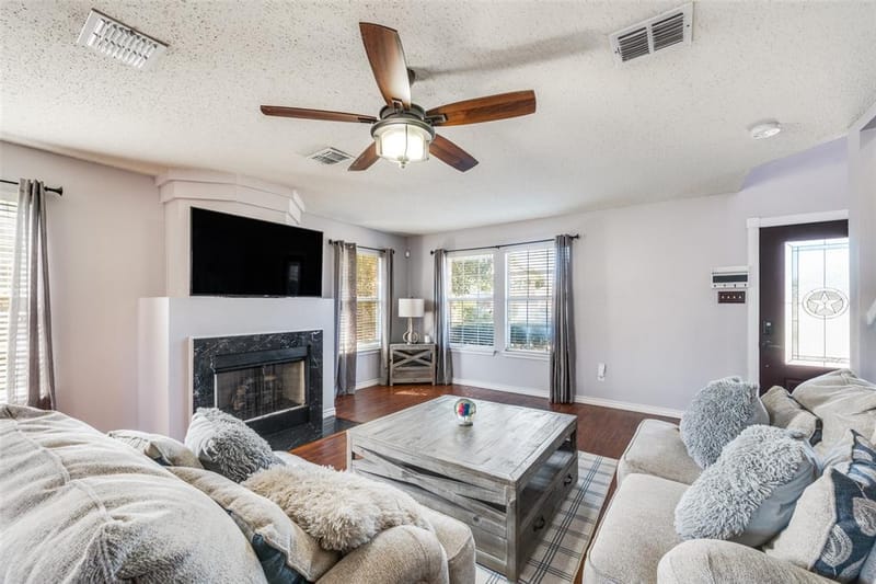 220 Sunset Oaks Drive, Fort Worth TX 76112 - Photo 3
