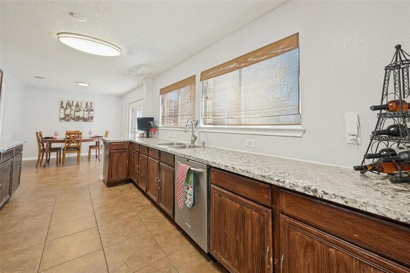 220 Sunset Oaks Drive, Fort Worth TX 76112 - Photo 8