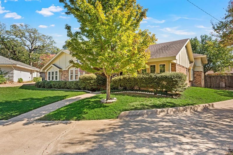 2724 Westridge Drive, Arlington TX 76012 - Photo 2