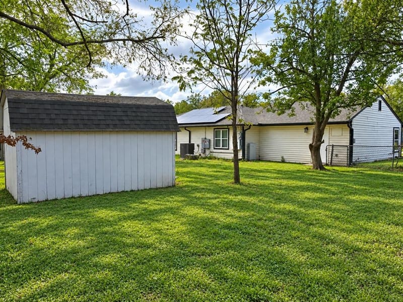 709 SW Dallas Street, Grand Prairie TX 75051 - Photo 18