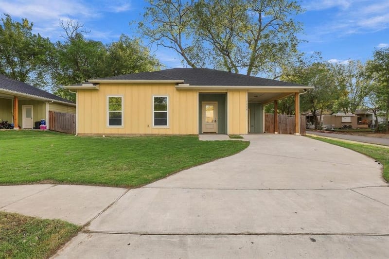 1116 S 6th Avenue, Denison TX 75021