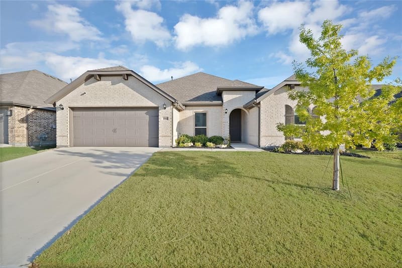1066 Fleetwood Drive, Justin TX 76247