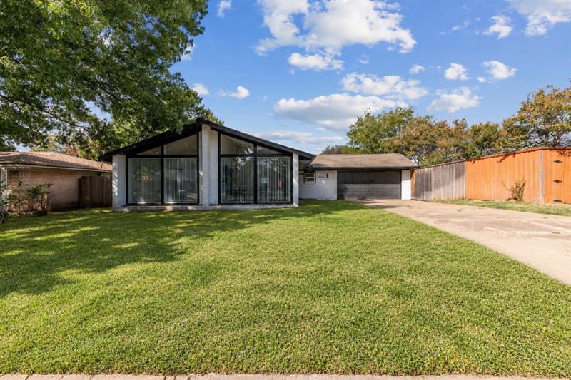 1241 Stevens Ridge Drive, Dallas TX 75211 - Photo 2