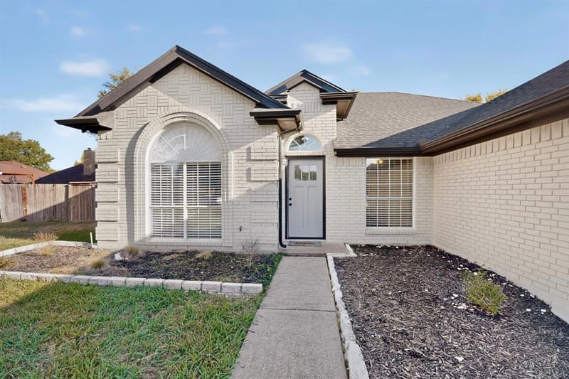 2662 Village Green Drive, Grand Prairie TX 75052 - Photo 9