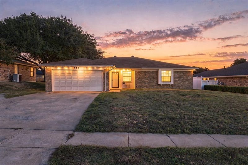 228 Meadowhill Drive, Benbrook TX 76126