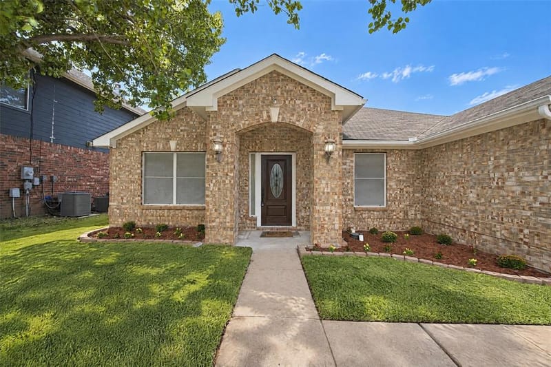 2440 Ranchview Drive, Grand Prairie TX 75052 - Photo 2
