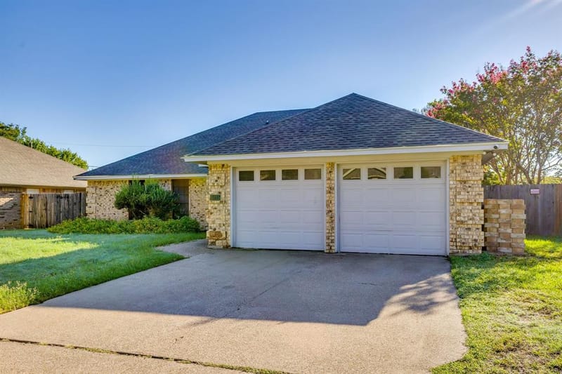 6015 Kenilworth Drive, Arlington TX 76001 - Photo 2