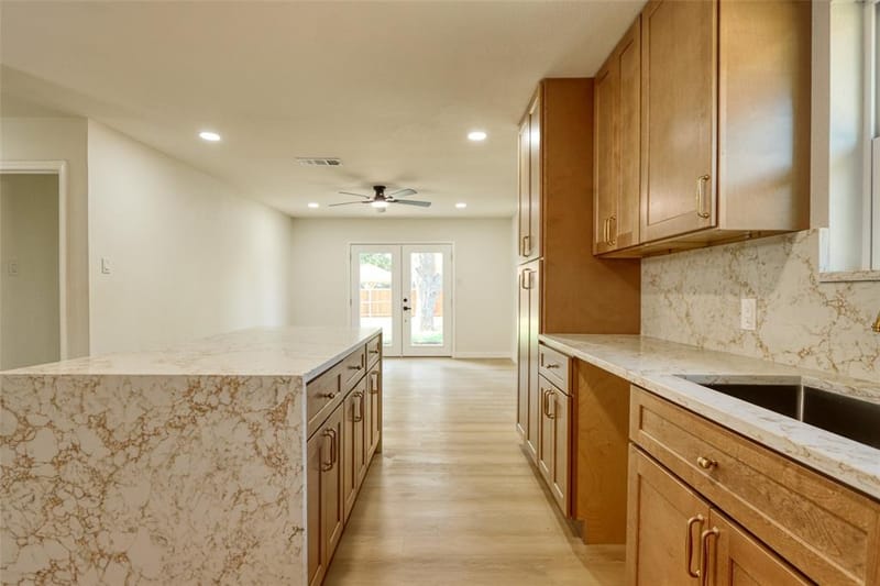 729 Oakwood Avenue, Hurst TX 76053 - Photo 6