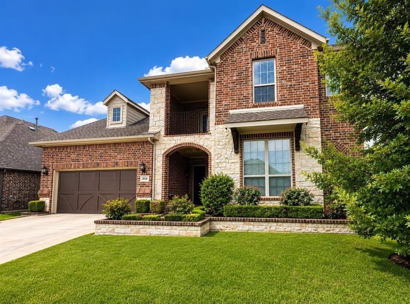 2818 Twin Ridge Drive, Arlington TX 76001 - Photo 2