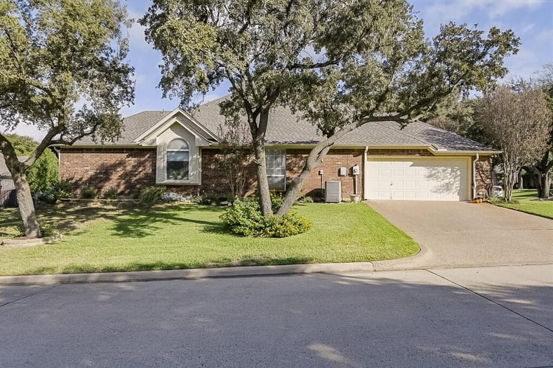 5024 Southpoint Drive, Arlington TX 76017 - Photo 2
