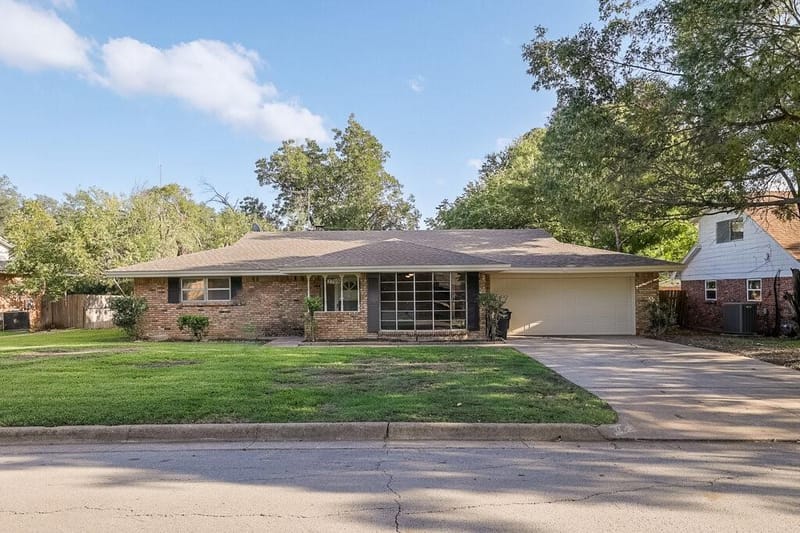 2709 Larkin Avenue, Fort Worth TX 76133