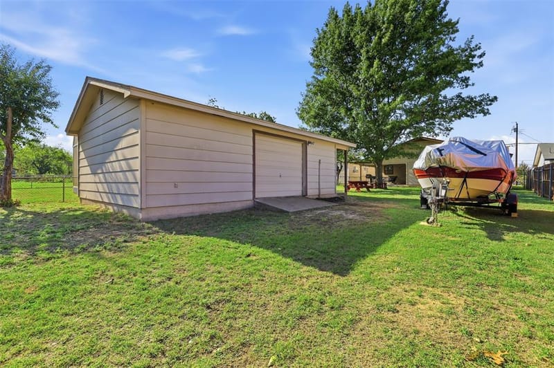 609 W Kilpatrick Avenue, Cleburne TX 76033 - Photo 3