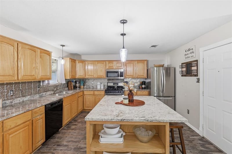 609 W Kilpatrick Avenue, Cleburne TX 76033 - Photo 9