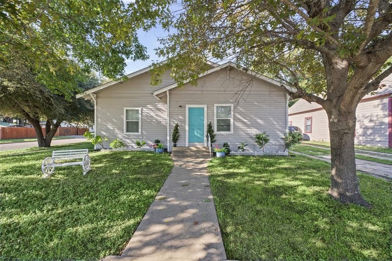 220 W Wardville Street, Cleburne TX 76033 - Photo 2