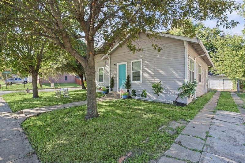 220 W Wardville Street, Cleburne TX 76033 - Photo 3