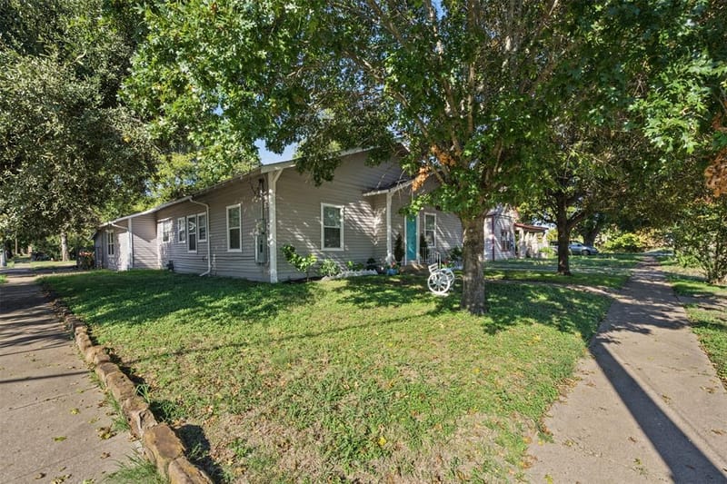 220 W Wardville Street, Cleburne TX 76033 - Photo 4