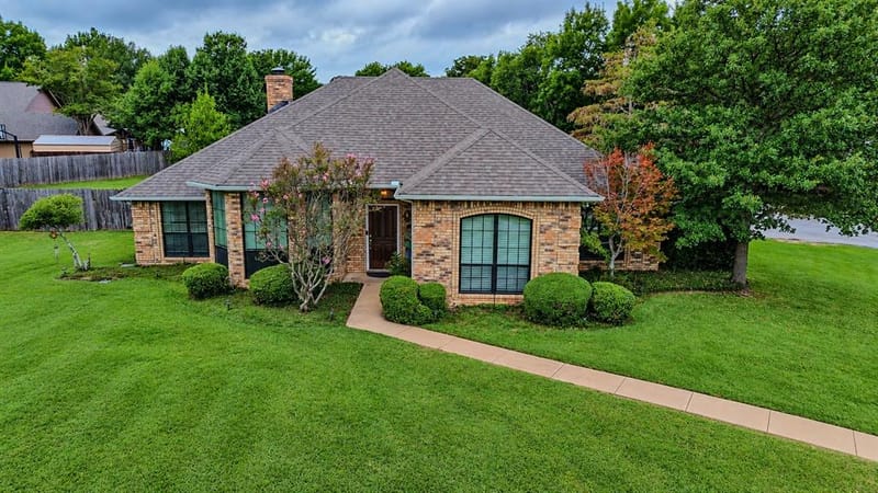 104 Lakeridge Court, Weatherford TX 76087