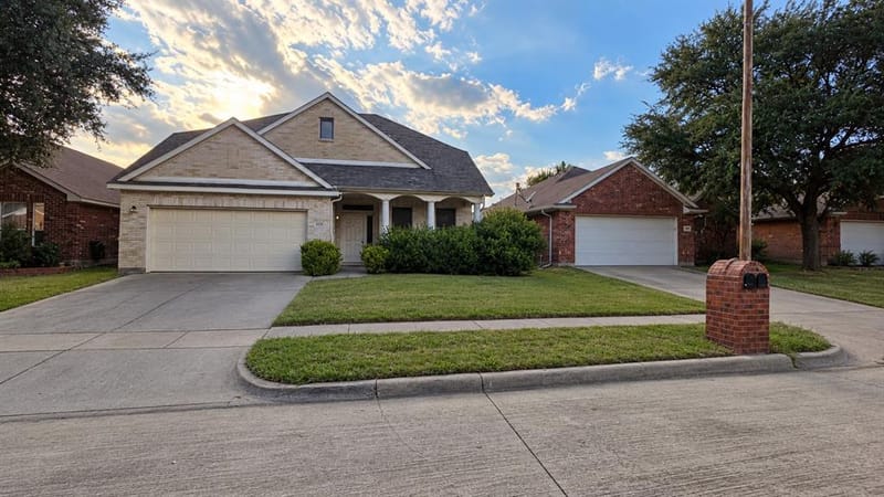 6610 Kinross Drive, Arlington TX 76002 - Photo 2
