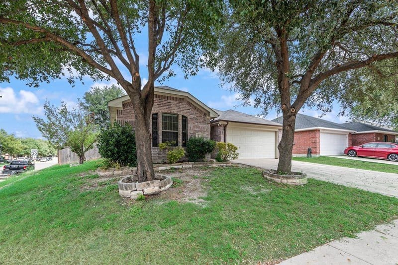 2833 Drycreek Lane, Dallas TX 75237 - Photo 3
