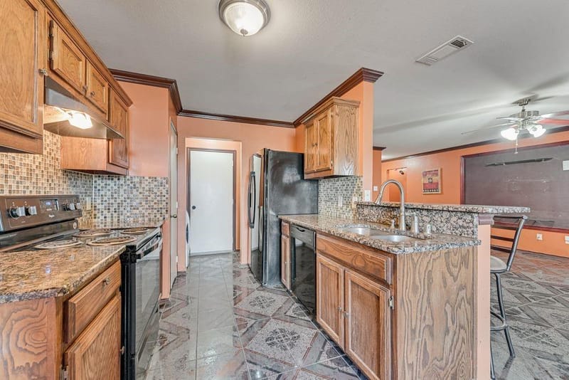 2833 Drycreek Lane, Dallas TX 75237 - Photo 14