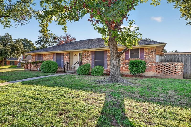 1818 Lakemont Court, Arlington TX 76013 - Photo 2