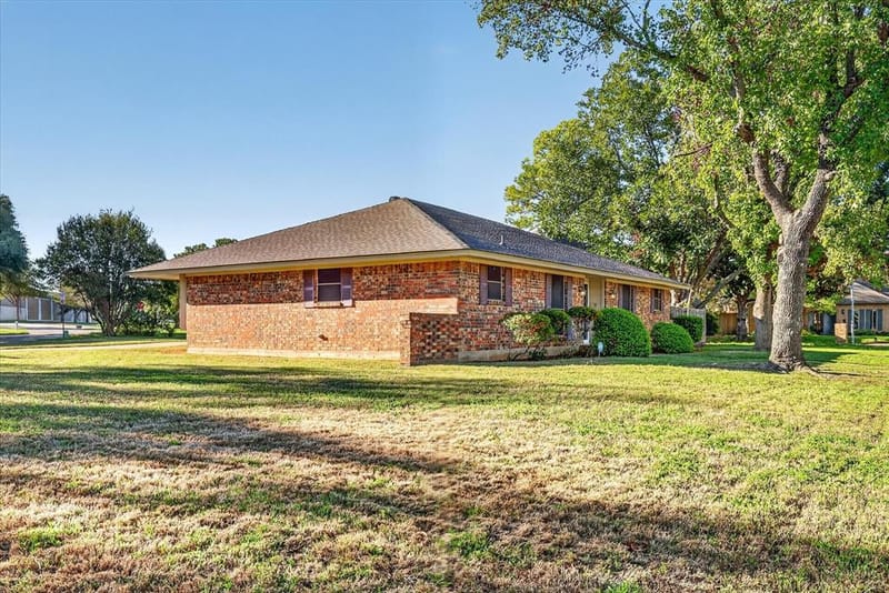 1818 Lakemont Court, Arlington TX 76013 - Photo 3