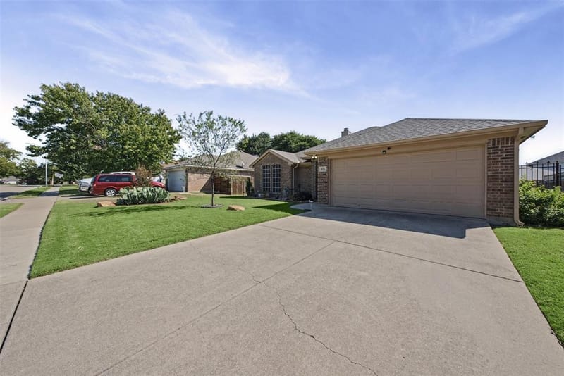575 Tanglewood Drive, Burleson TX 76028 - Photo 4