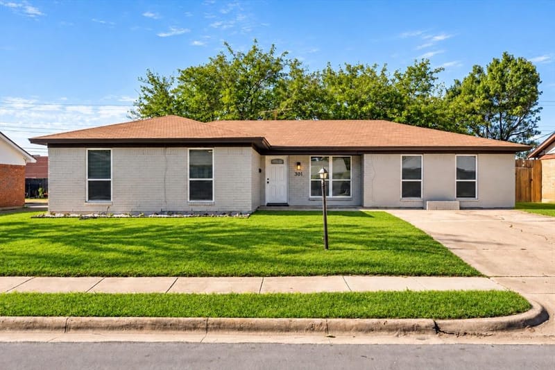 301 Linda Drive, Burleson TX 76028