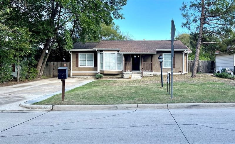 722 Circle Drive, Arlington TX 76010 - Photo 2