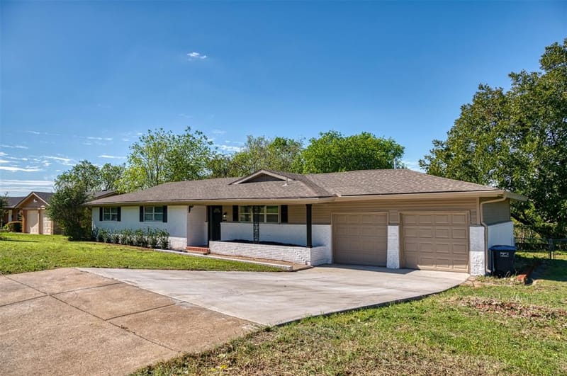 4516 Rolling Hills Drive, Fort Worth TX 76119 - Photo 2