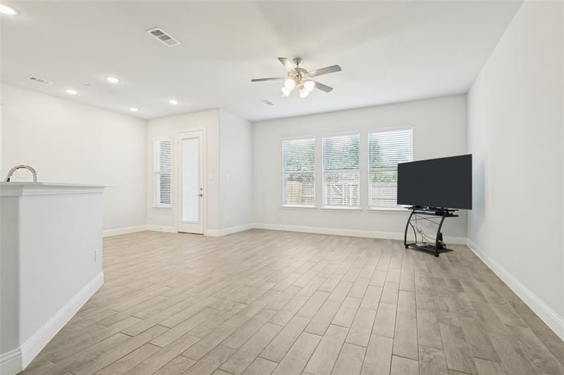 533 Hutchinson Lane, Lewisville TX 75077 - Photo 8