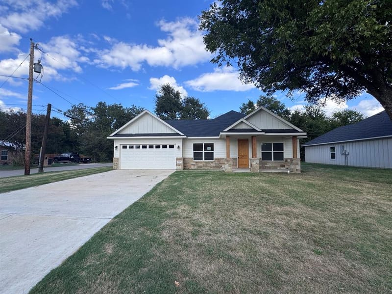 207 S Washington Street, Cleburne TX 76031 - Photo 2