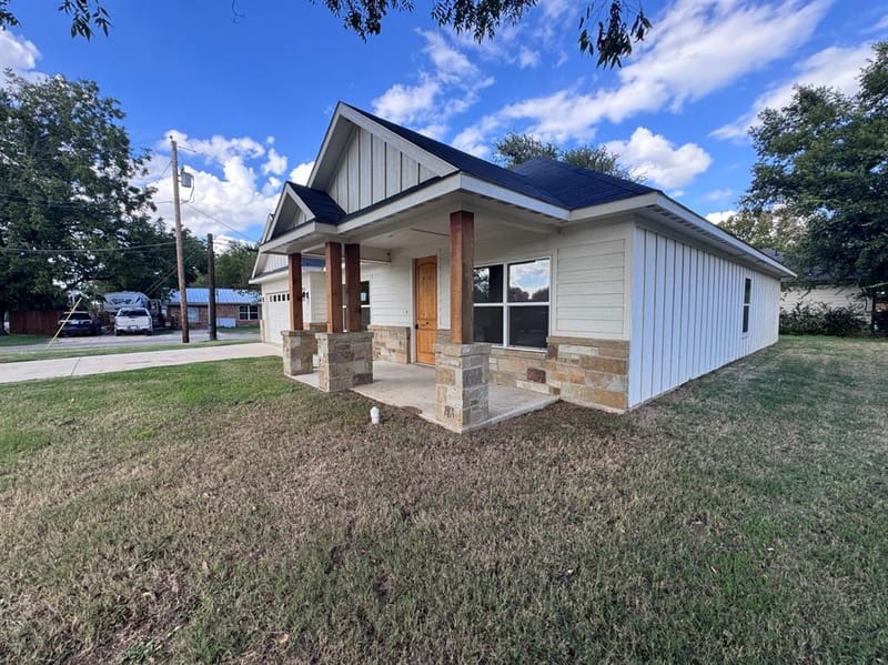 207 S Washington Street, Cleburne TX 76031 - Photo 3