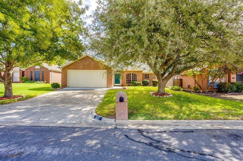 6221 St Leonard Drive, Arlington TX 76001 - Photo 2