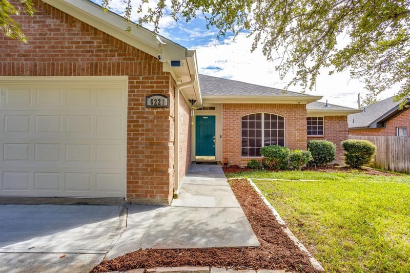 6221 St Leonard Drive, Arlington TX 76001 - Photo 3