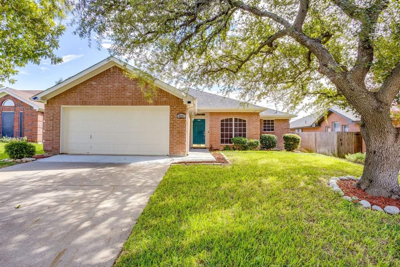 6221 St Leonard Drive, Arlington TX 76001