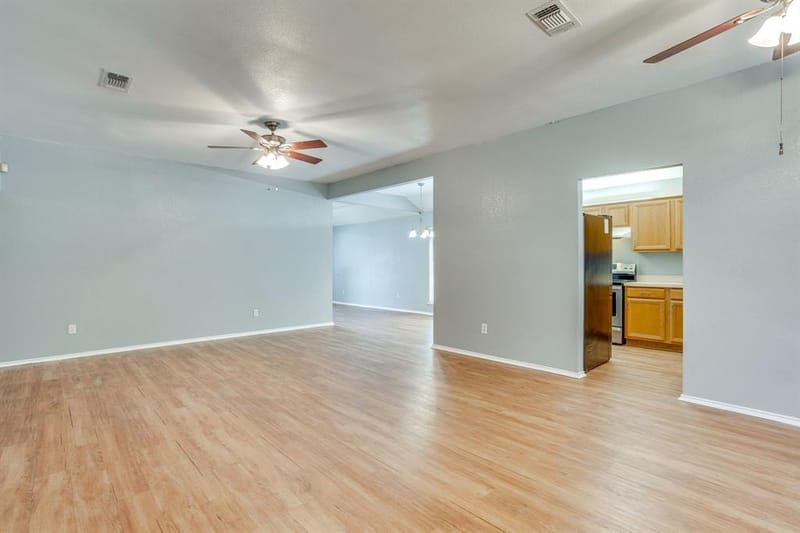 6221 St Leonard Drive, Arlington TX 76001 - Photo 5