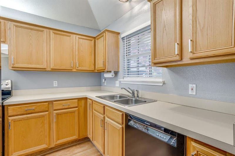 6221 St Leonard Drive, Arlington TX 76001 - Photo 15