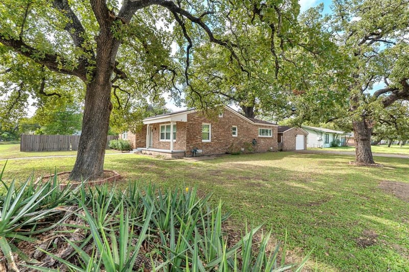 920 Avenue C, Lacy Lakeview TX 76705 - Photo 2