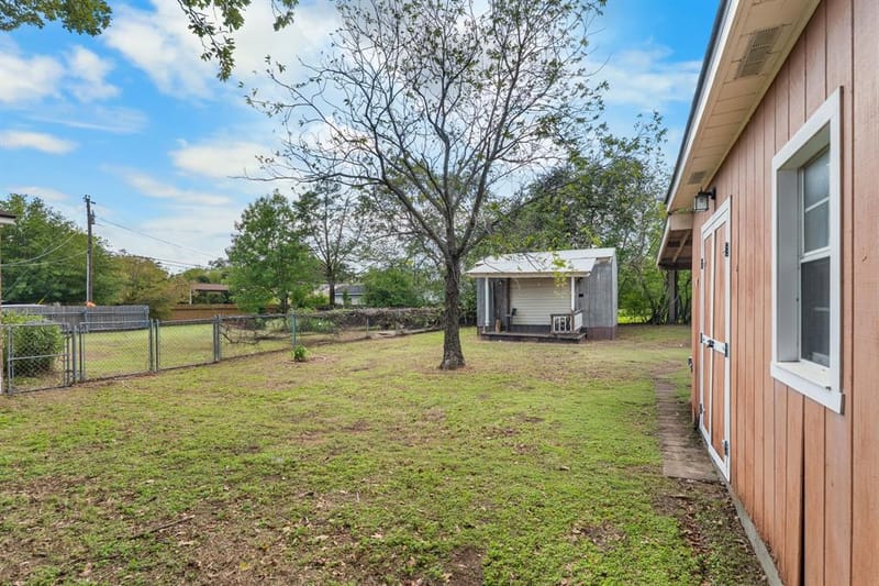 920 Avenue C, Lacy Lakeview TX 76705 - Photo 24