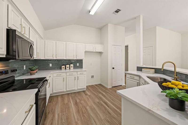 10805 Pebblecreek Court, Benbrook TX 76126 - Photo 7