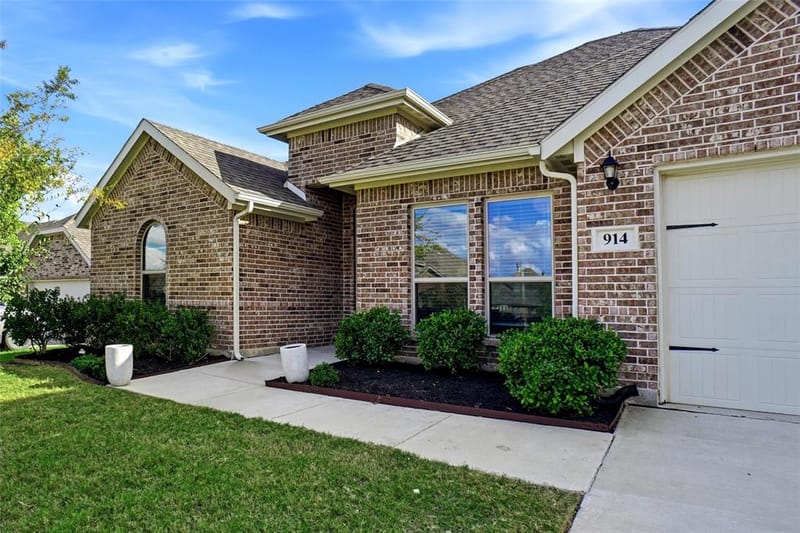 914 Timber Ridge Drive, Justin TX 76247 - Photo 4