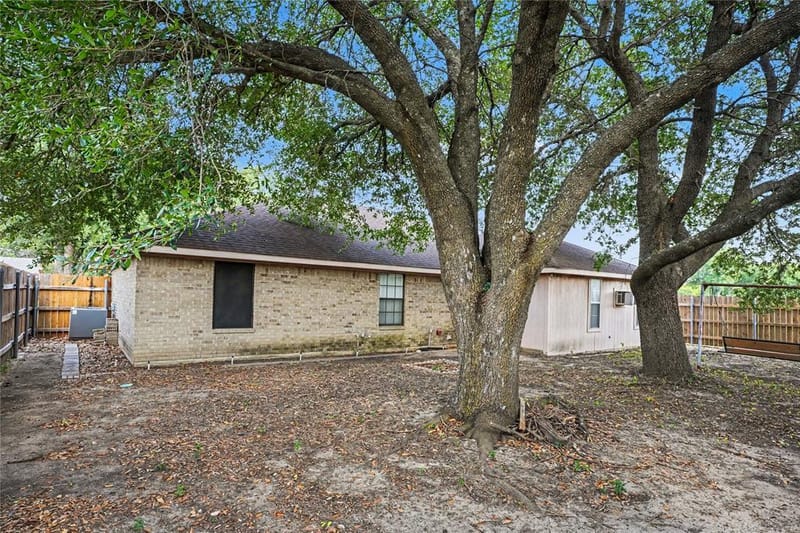 407 Lumpkin Drive, Ennis TX 75119 - Photo 32