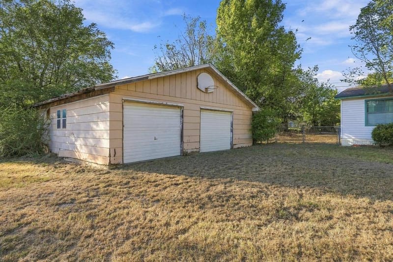305 Dover Drive, Gordonville TX 76245 - Photo 4