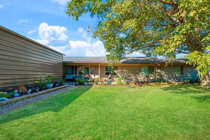 1723 Farm Road 2121, Paris TX 75462
