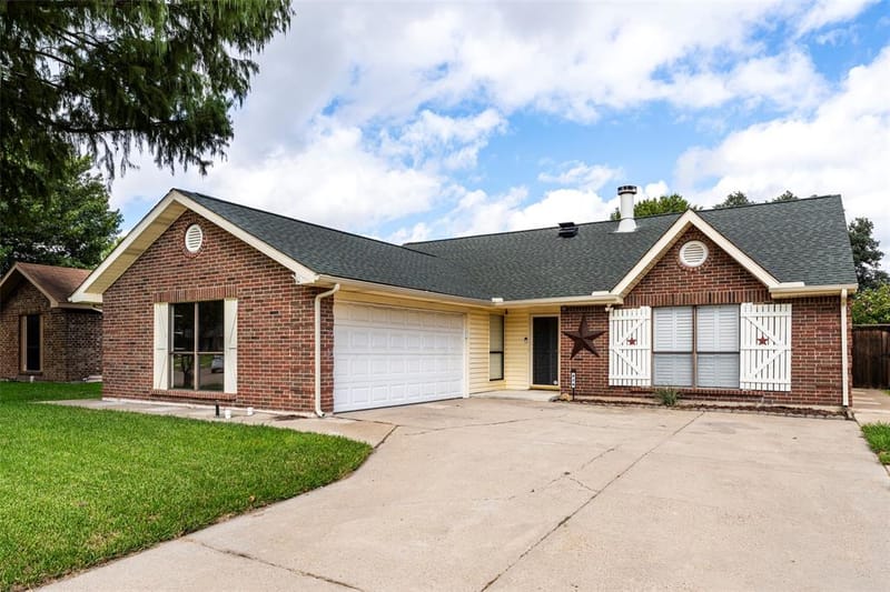 826 Camino Court, Grand Prairie TX 75052 - Photo 2