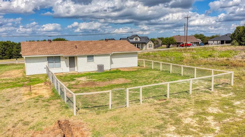 901 W Apache Trail, Granbury TX 76048 - Photo 27