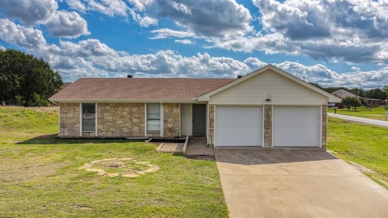 901 W Apache Trail, Granbury TX 76048 - Photo 2