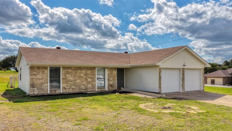 901 W Apache Trail, Granbury TX 76048 - Photo 3