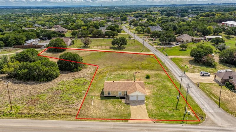901 W Apache Trail, Granbury TX 76048